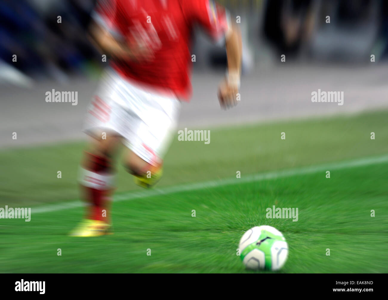 Desenfoque de movimiento de un jugador de fútbol en acción con una pelota, Berna, Cantón de Berna, Suiza Foto de stock