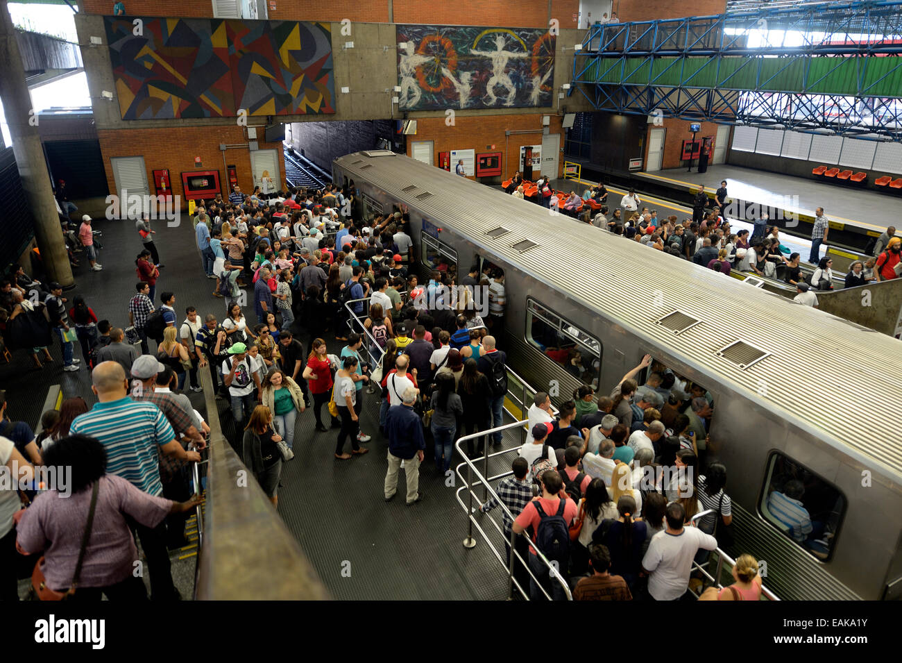 La hora punta en la estación de Metro Barra Funda, Barra Funda, en São Paulo, São Paulo, Brasil Foto de stock