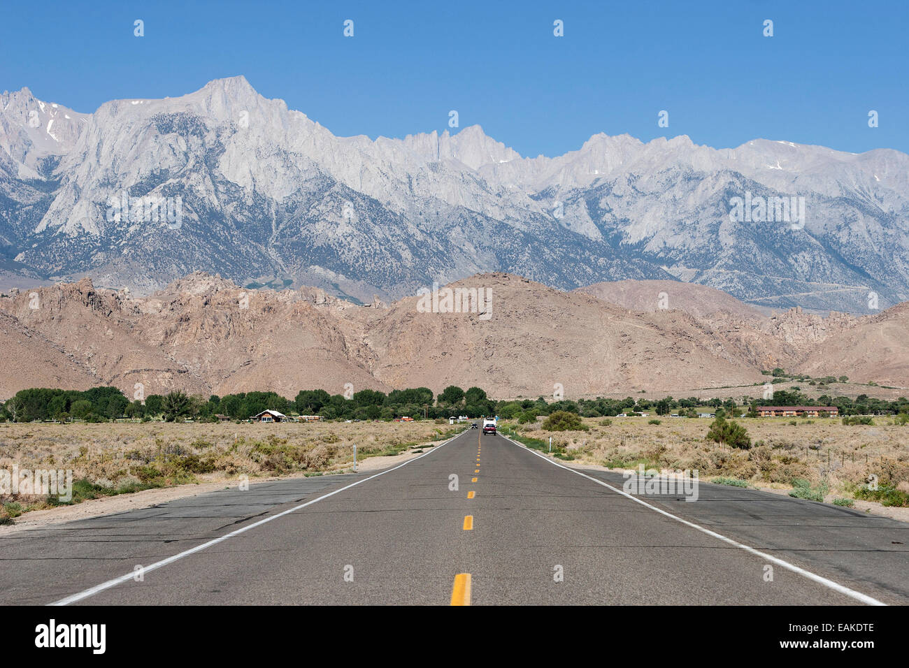 La carretera no. 136, cerca de Lone Pine, las montañas de Sierra Nevada en la espalda, California, Estados Unidos Foto de stock