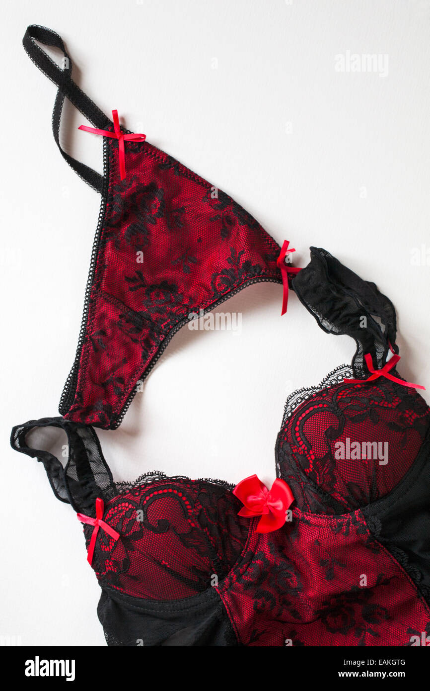 Sexy tanga rojo y negro con teddy ropa sobre fondo blanco de stock Alamy