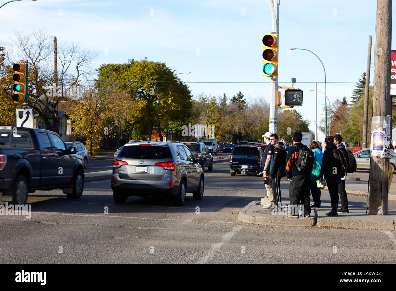 La gente esperando para cruzar la calle rush hour en Saskatoon, Saskatchewan Canadá Foto de stock