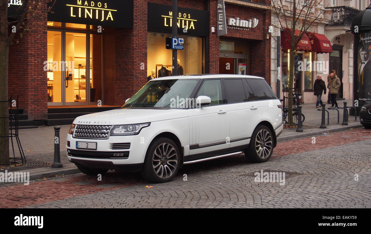 Vilna, Lituania. Range Rover tiene una placa de matrícula extraordinaria. Foto de stock