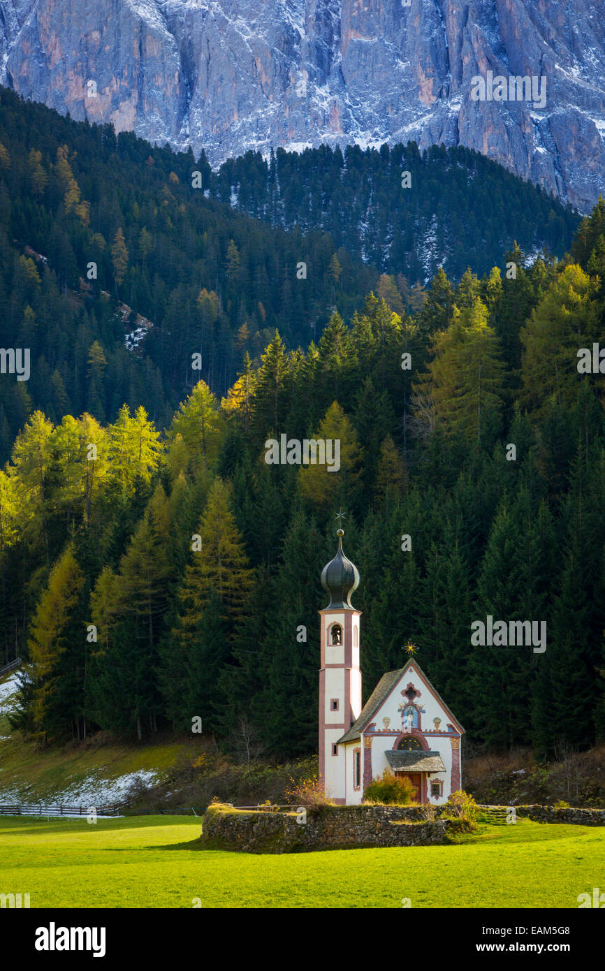 Saint St Johann Iglesia debajo del Geisler Spitzen, dolomitas, Val di Funes, Trentino-Alto Adigio, Italia Foto de stock