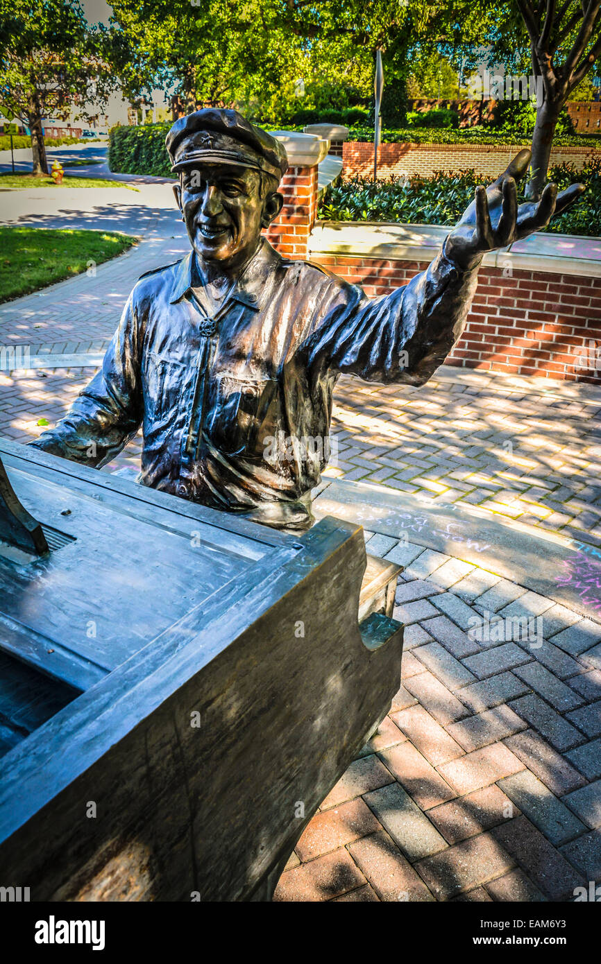 Una estatua de Owen Bradley sentado en su piano es conmemorado a Owen Bradley Park en Music Row, en la ciudad de la música, Nashville, TN Foto de stock