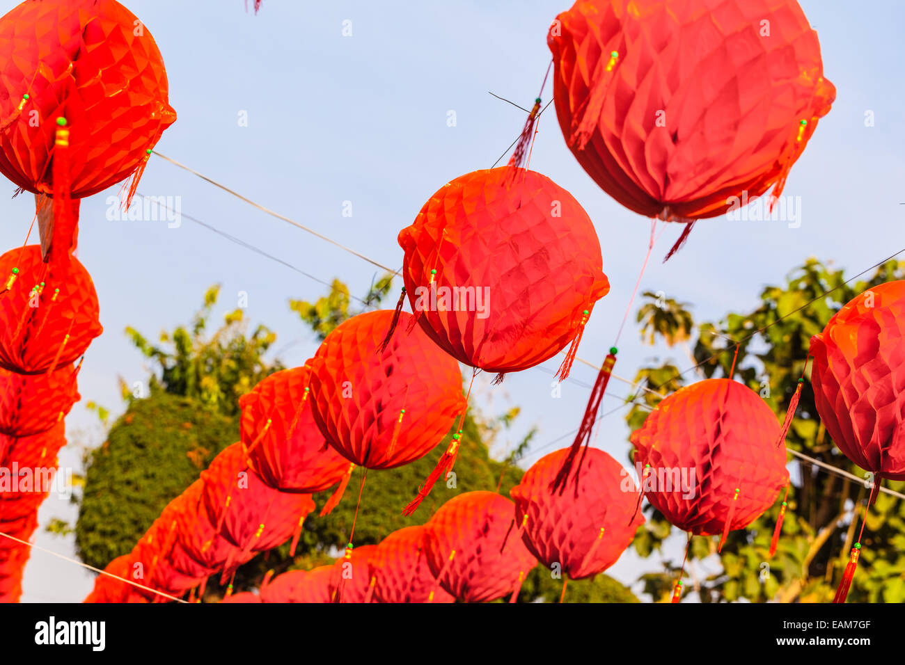 Un montón de ahorcado rojo linterna de papel chino en Bangkok, Tailandia Foto de stock