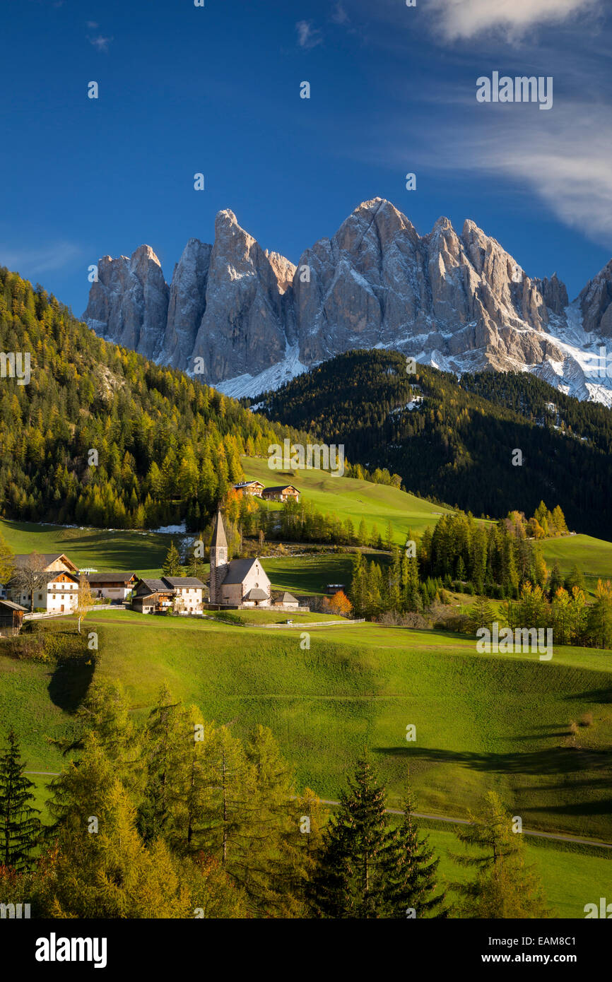Tarde de otoño en Val di Funes, Santa y la Maddelena Geisler-Spitzen, dolomitas, Trentino-Alto Adigio, Italia Foto de stock