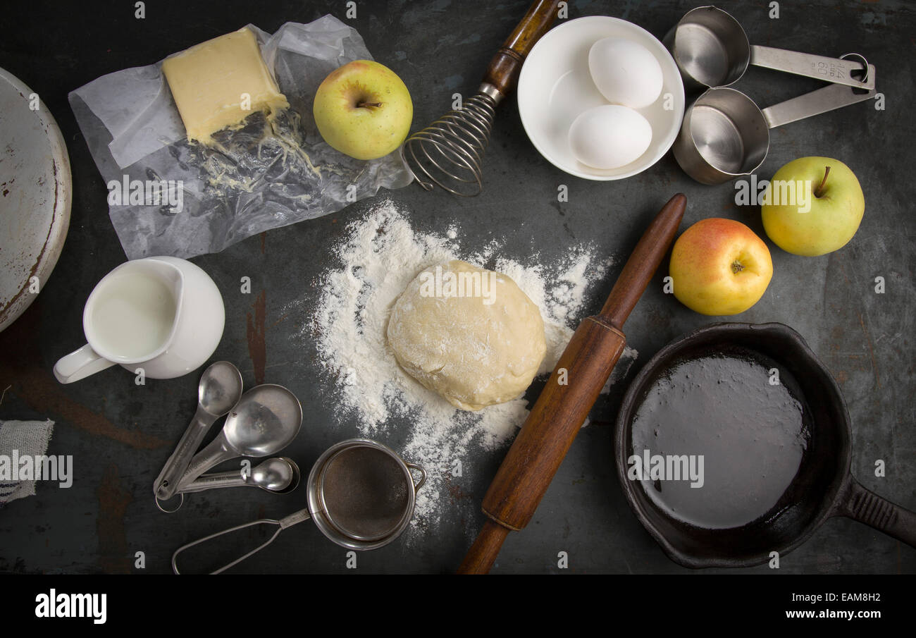 Pasta fresca con ingredientes para Hornear la tarta de manzana. Leche, huevos, mantequilla, harina Foto de stock