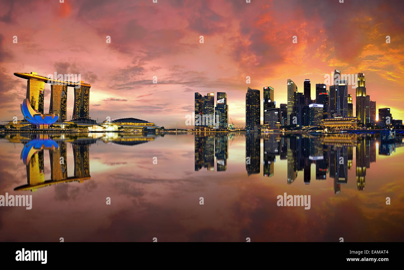 Horizonte de Singapur al atardecer Foto de stock