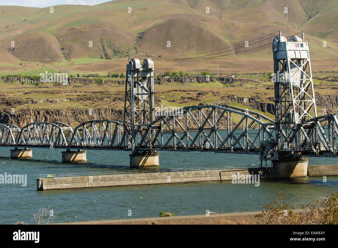 Cruzando el puente del ferrocarril, cerca del Río Columbia Dalles. Los Dalles, Oregón Foto de stock