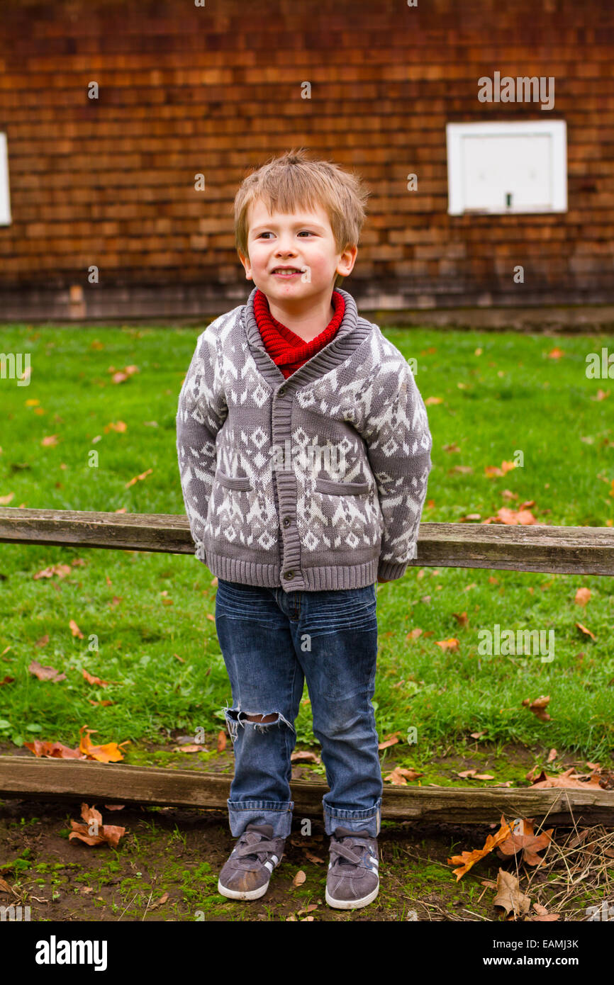 Tres años de edad en un estilo de vida retrato mostrando al niño al aire libre. Foto de stock