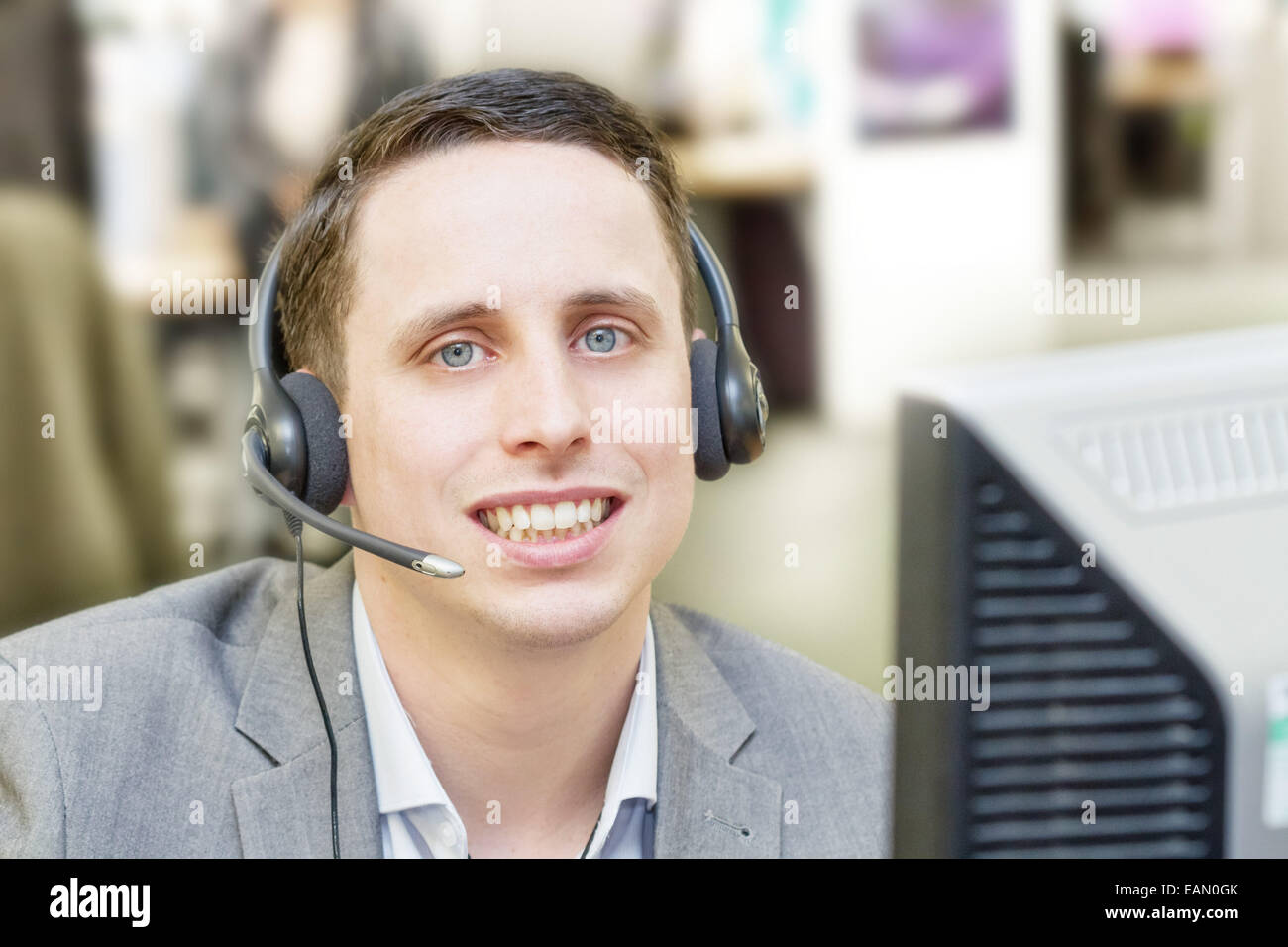 Call Center - jóvenes 20s hombre vestido con auriculares de audio en  empresas de telemarketing Fotografía de stock - Alamy