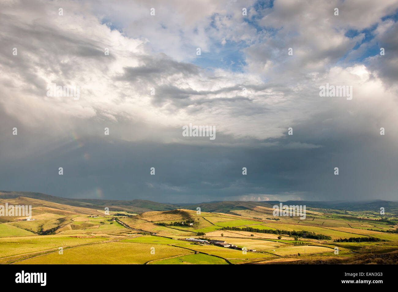 Big Sky dramático a través de un paisaje cerca de Peak District Glossop. Rainclouds en la distancia con la luz solar en el campo de abajo. Foto de stock