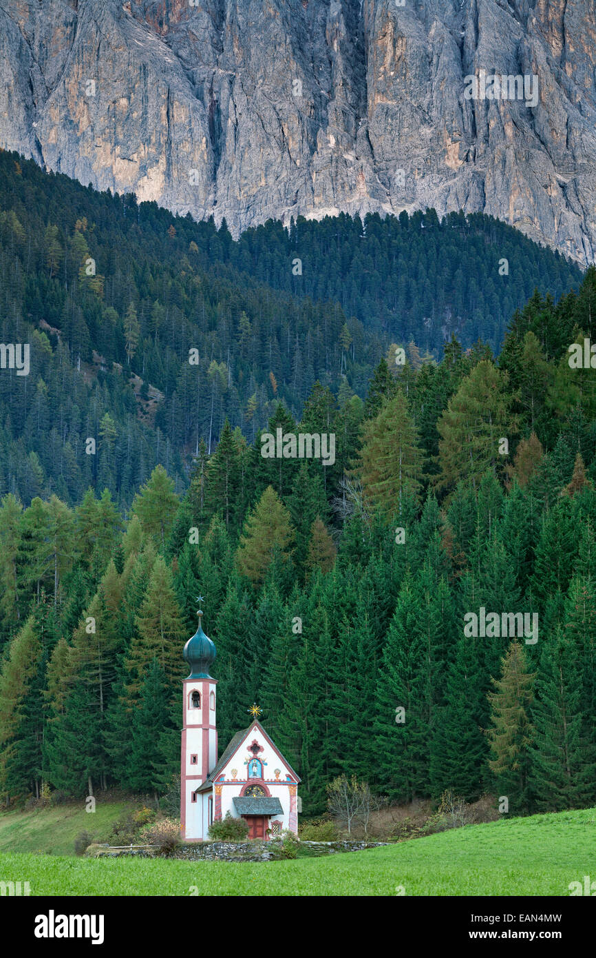 Dolomitas. La pequeña iglesia de S.Giovanni en Ranui, situado en el valle de Funes, el Tirol meridional, Italia. Foto de stock