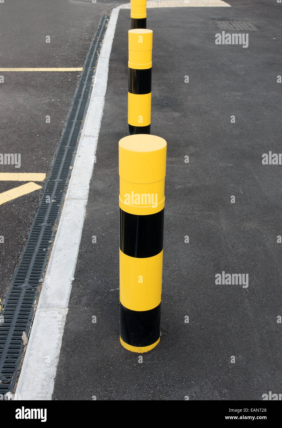 Bolardos de seguridad en un estacionamiento o aparcamiento Fotografía de  stock - Alamy