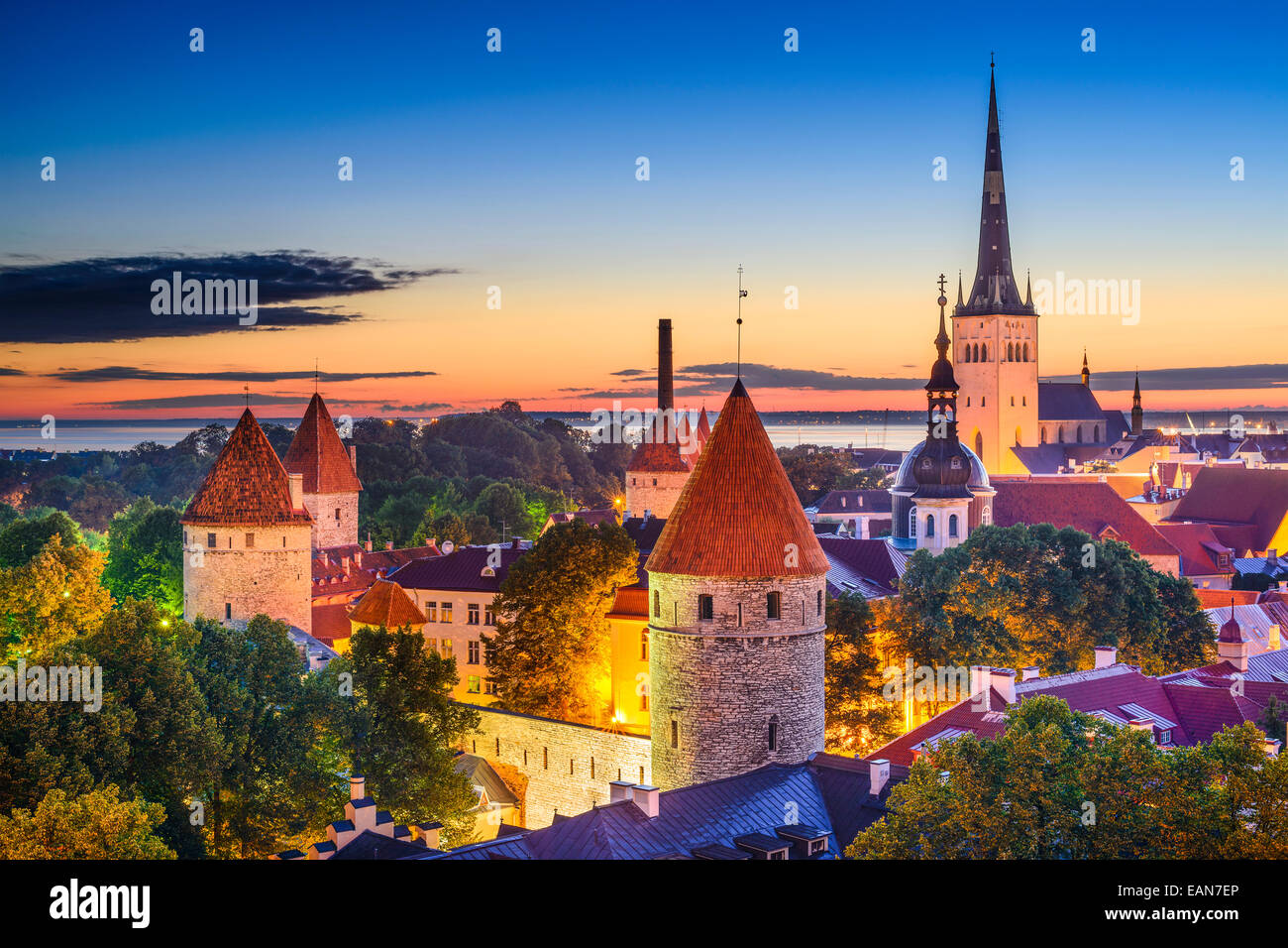 Tallinn, Estonia, Antigua ciudad al amanecer. Foto de stock