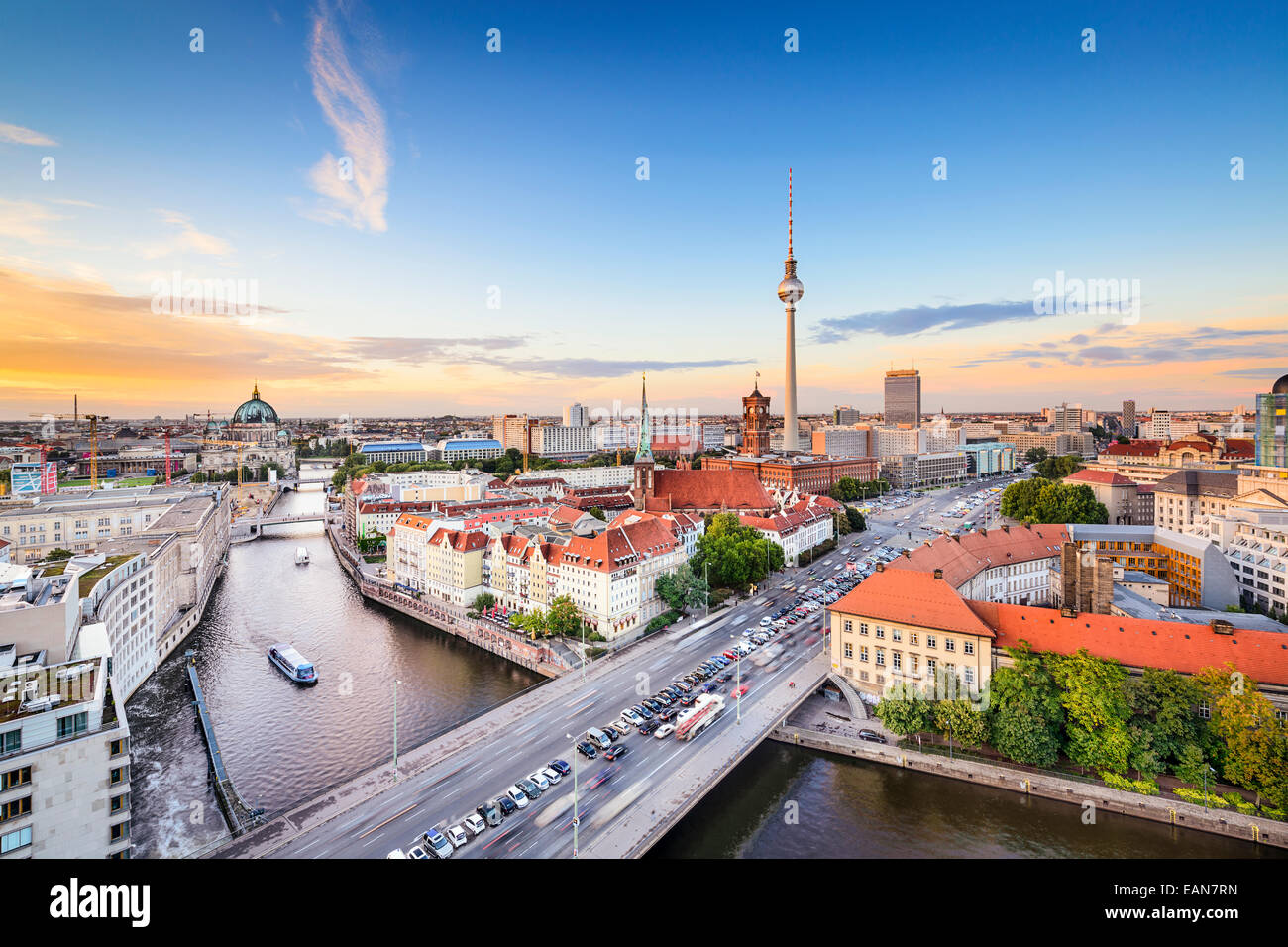 Berlín, Alemania el horizonte sobre el río Spree. Foto de stock