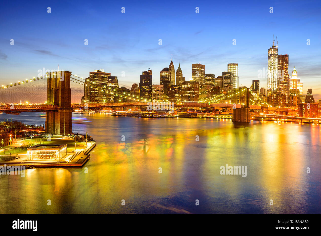 La Ciudad de Nueva York por el East River y el Puente de Brooklyn. Foto de stock