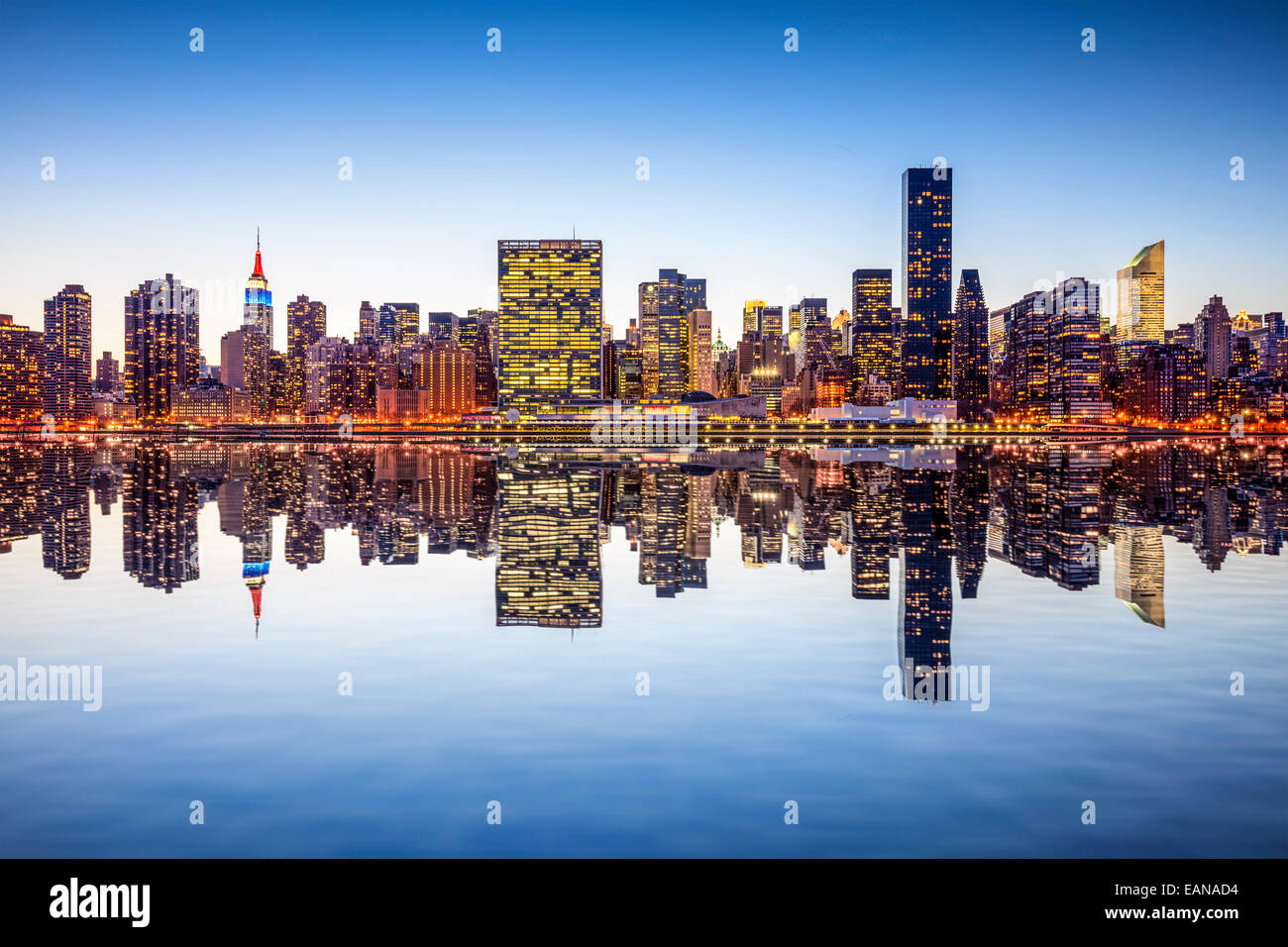 La Ciudad de Nueva York, EE.UU., el horizonte de la ciudad de Manhattan desde el otro lado del East River. Foto de stock