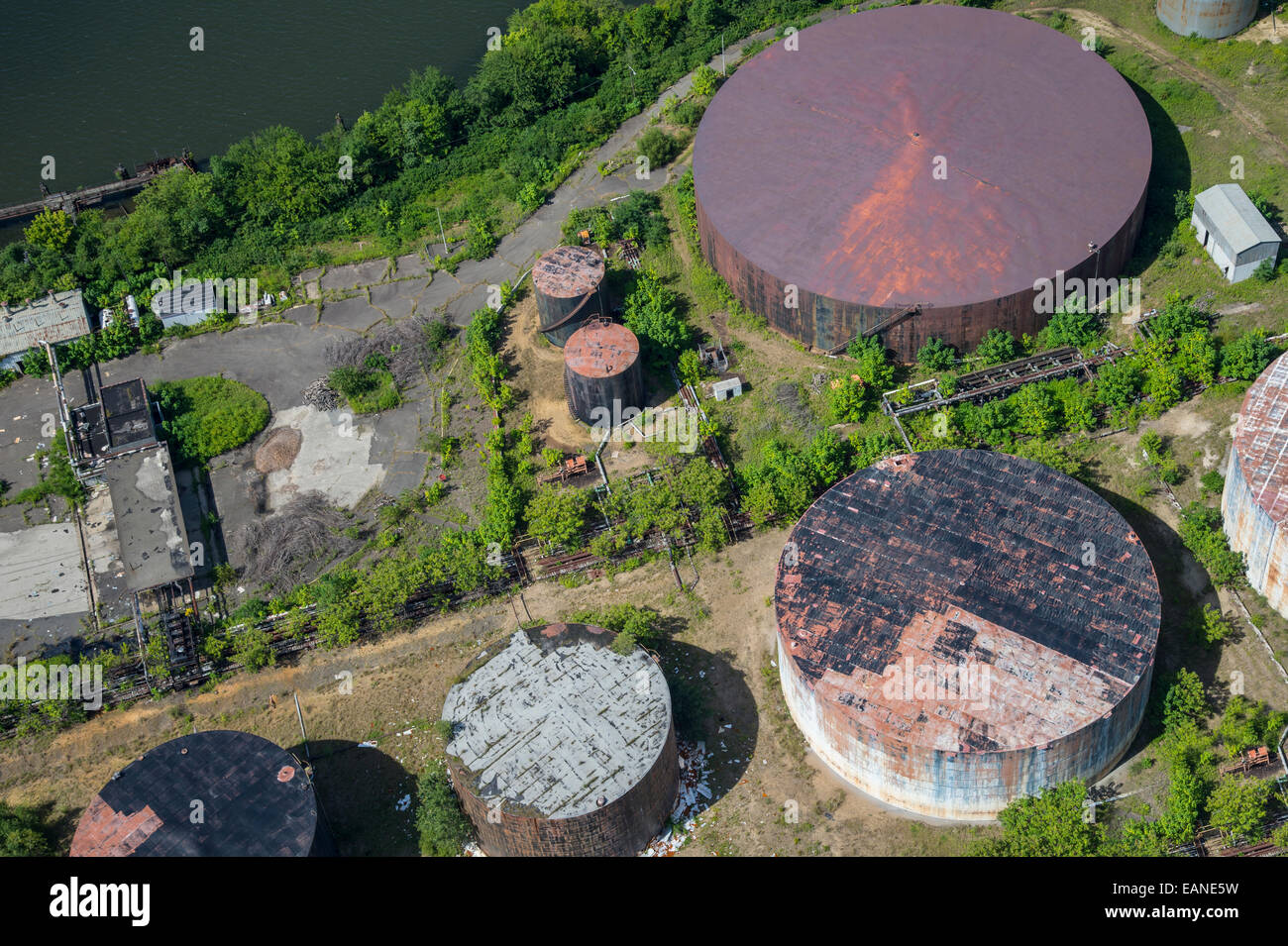 Vista aérea de viejos tanques de almacenamiento de petróleo abandonada Foto de stock