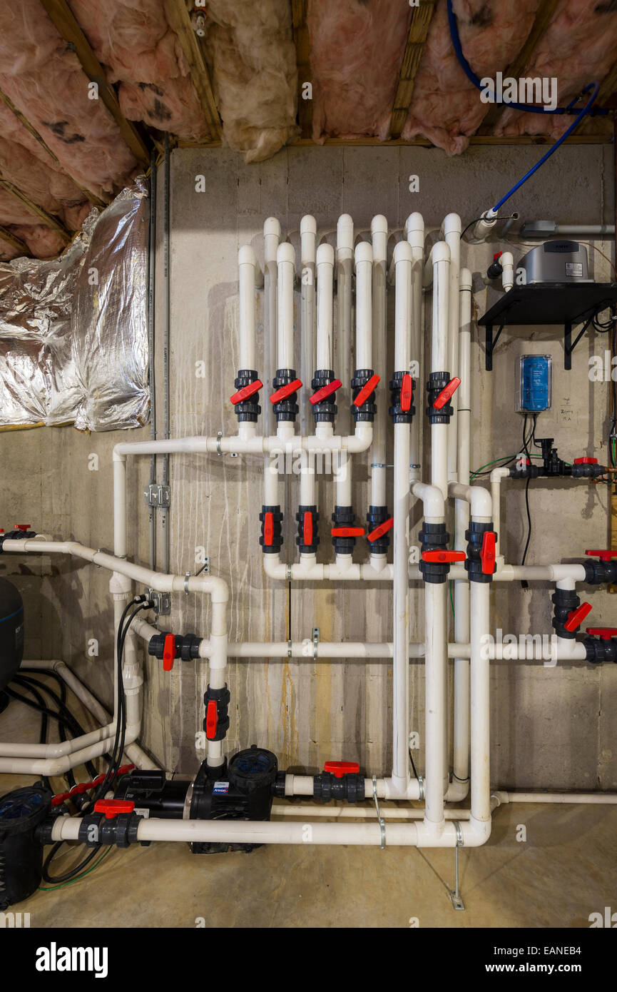 Tubo de PVC Sistema de fontanería en casa de nueva construcción Foto de stock