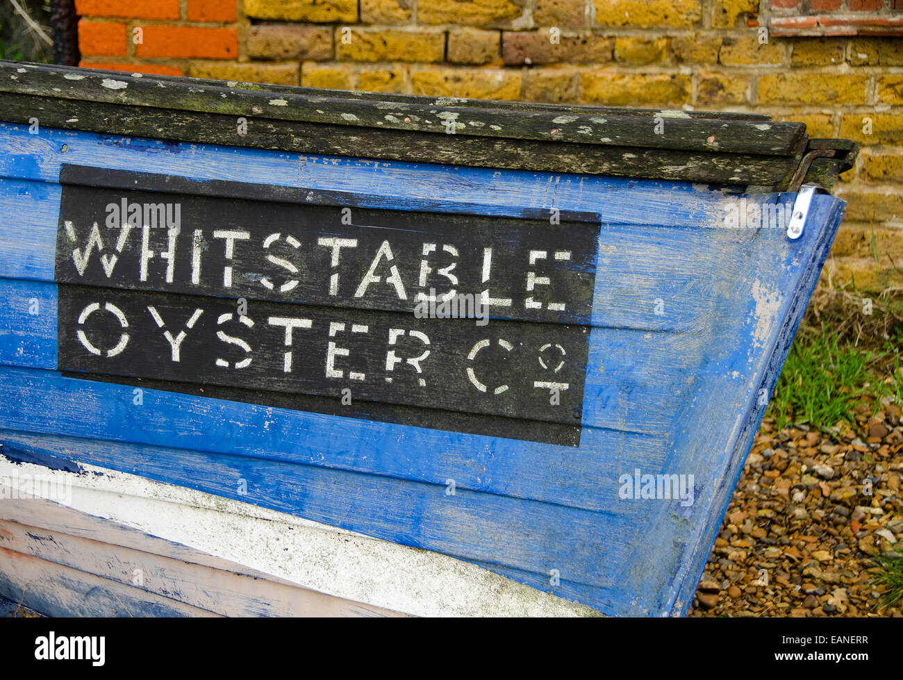 Suspiro de Whitstable Oyster Company, pintado sobre un viejo barco azul. Foto de stock