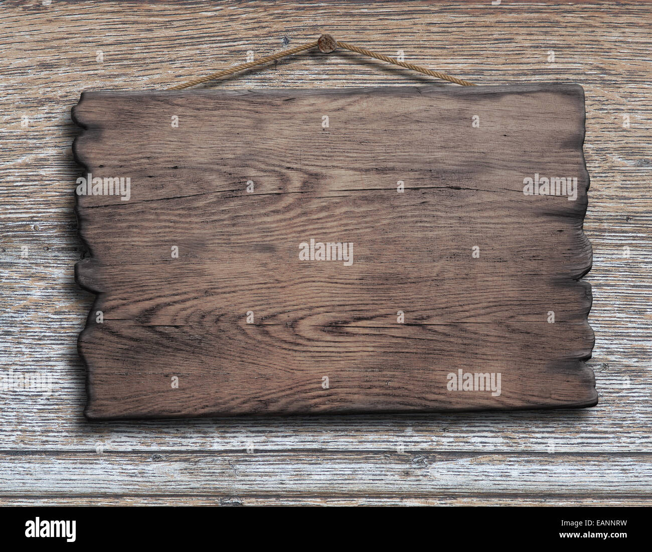 Tablones de madera vieja o un plato colgado en la pared de tablones de madera Foto de stock