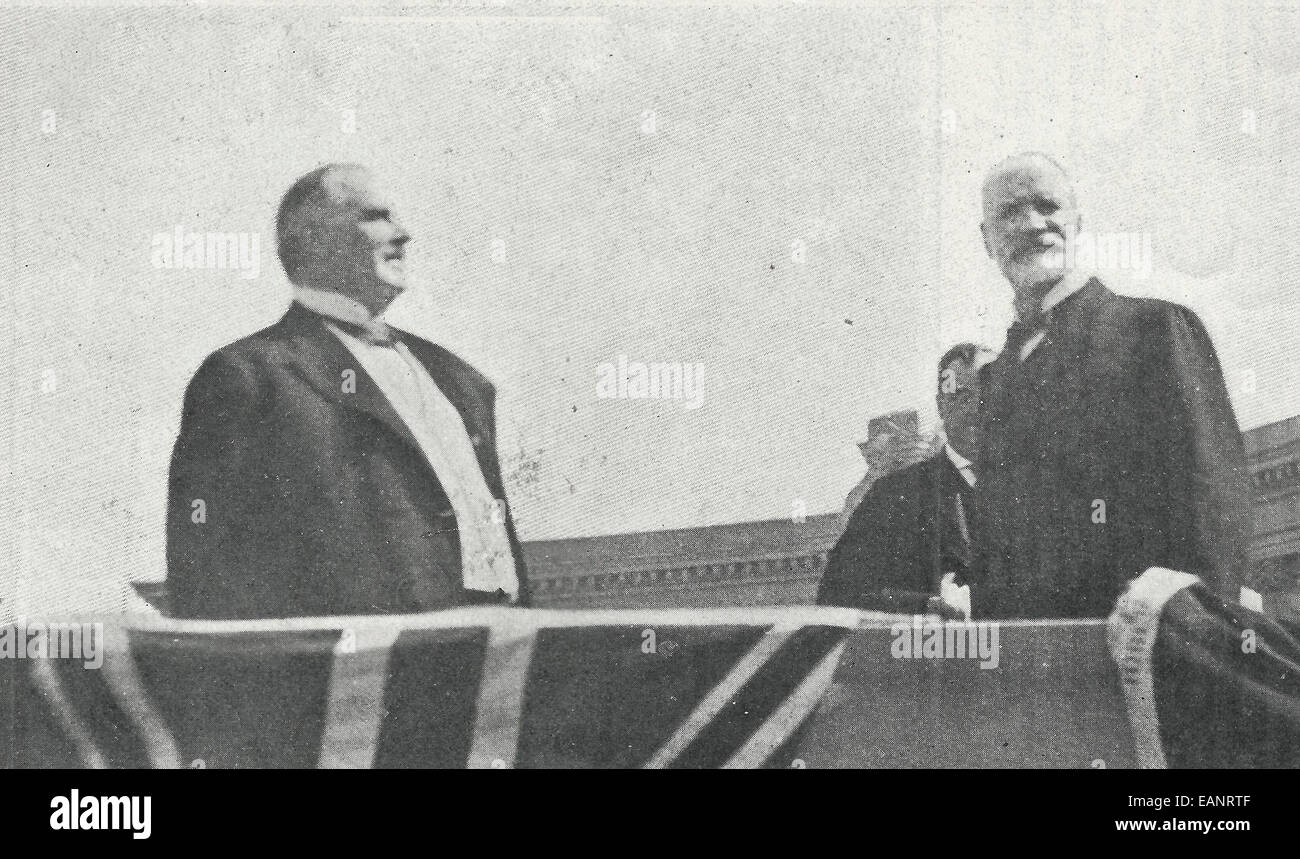 El presidente William McKinley en la revisión de stand en la Exposición Panamericana el 5 de septiembre de 1901, el día antes de su asesinato Foto de stock