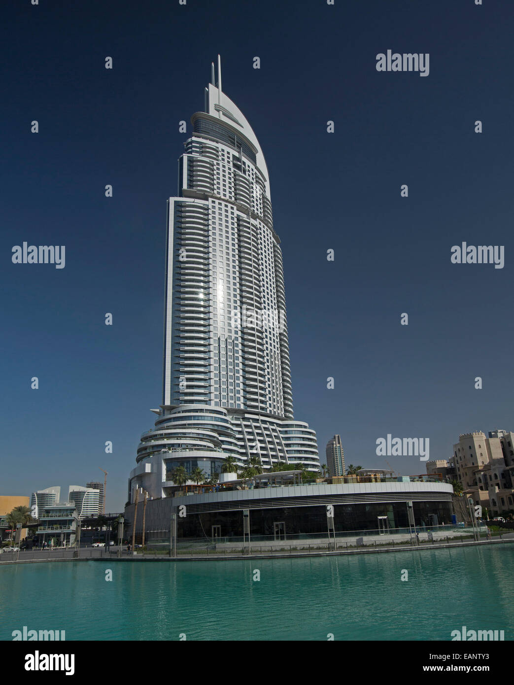 La dirección Downtown Burj Dubai skyscraper / hotel de lujo al lado de un inmenso lago artificial cerca del centro comercial Dubai Mall y el aumento en el cielo azul Foto de stock