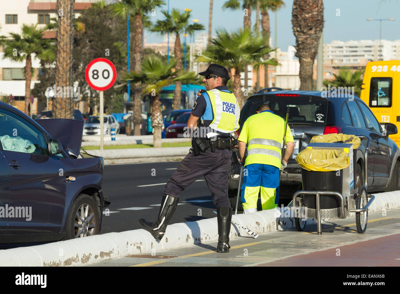 Un policía español en la escena del accidente de tráfico en Las Palmas, Gran  Canaria, Islas Canarias, España Fotografía de stock - Alamy