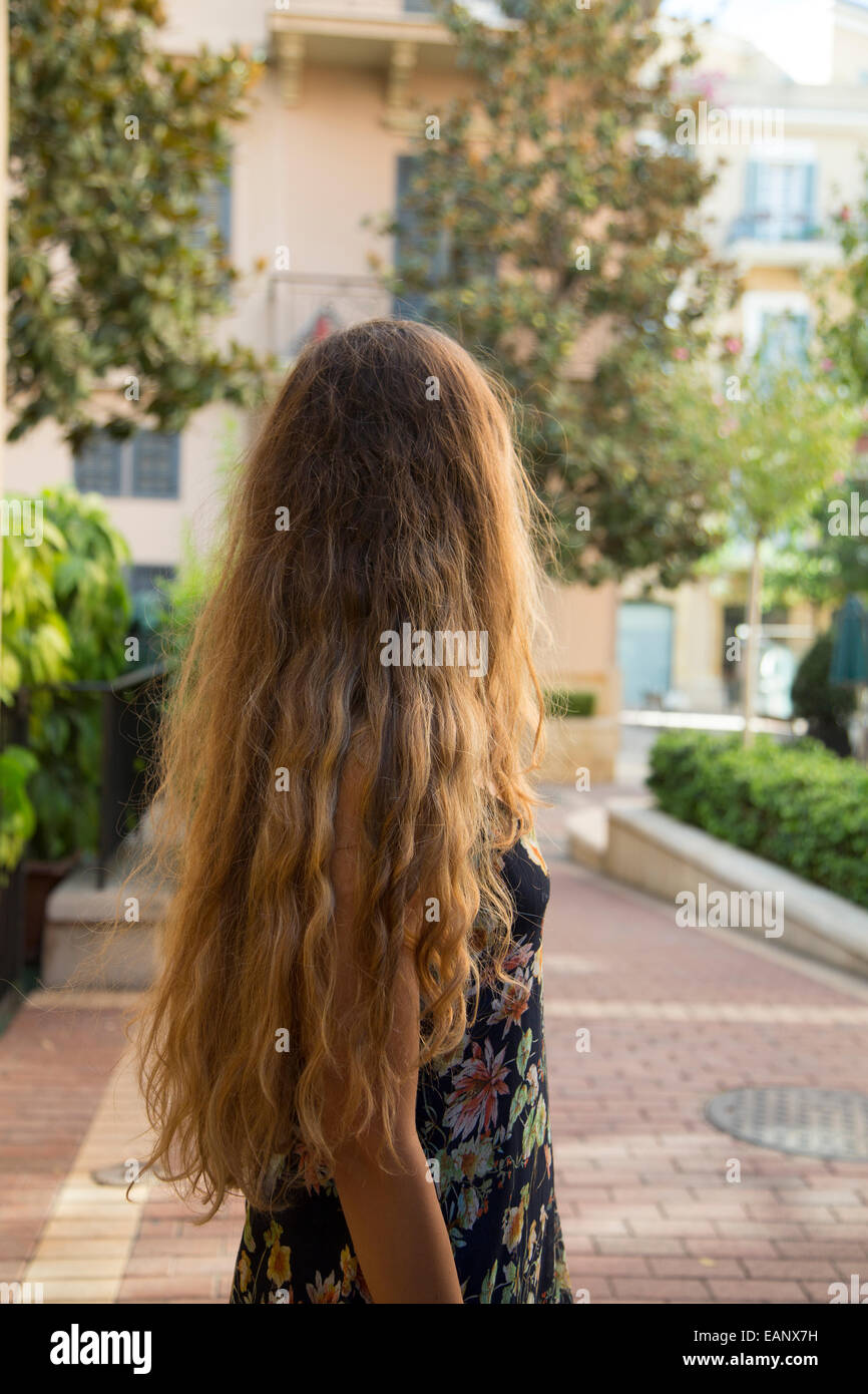 Mujer con largo cabello rizado exterior permanente Fotografía de stock -  Alamy