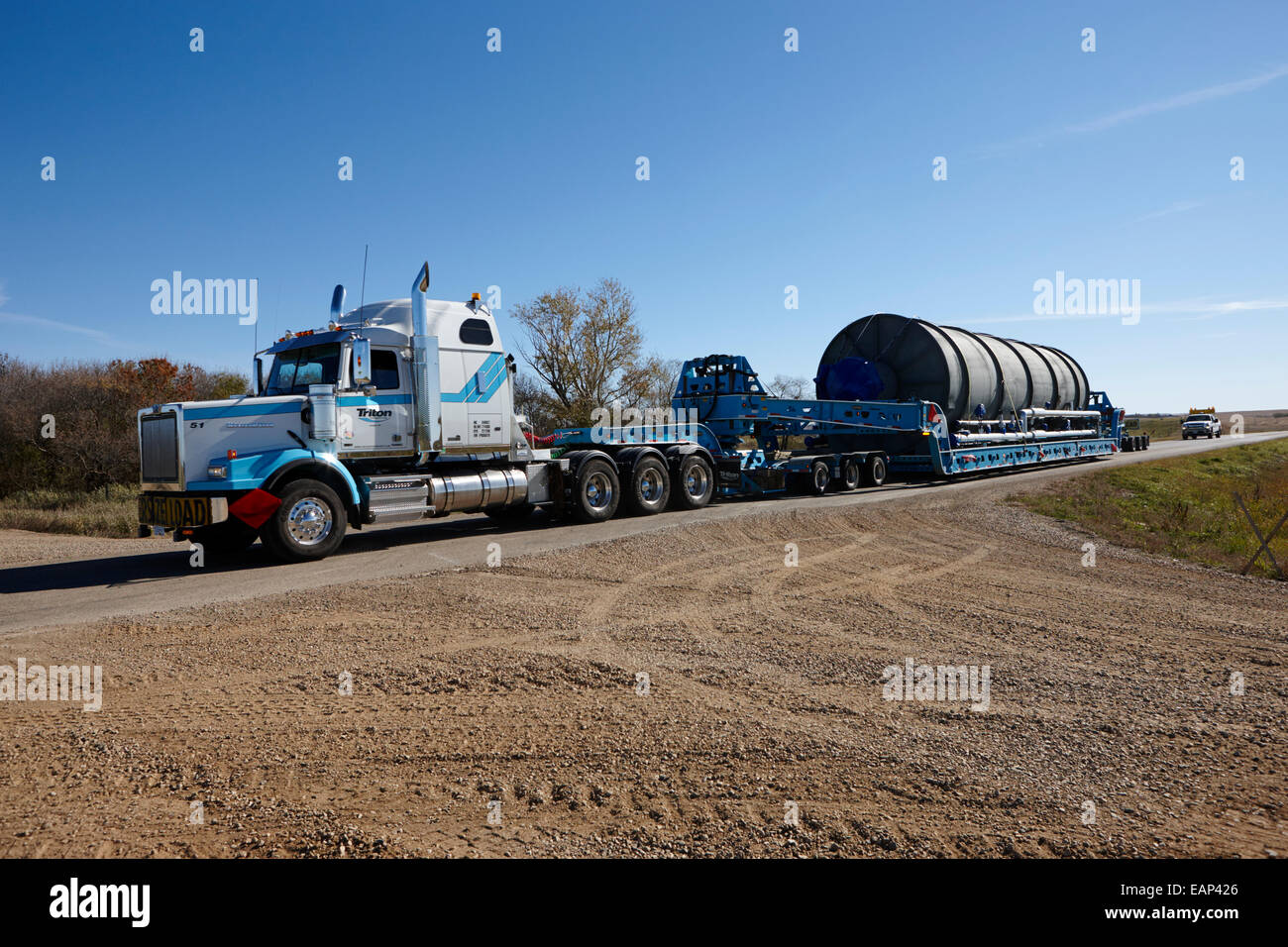 Carga Sobredimensionada Transporte de un silo de cereales en carretera rural local Saskatchewan Canadá Foto de stock