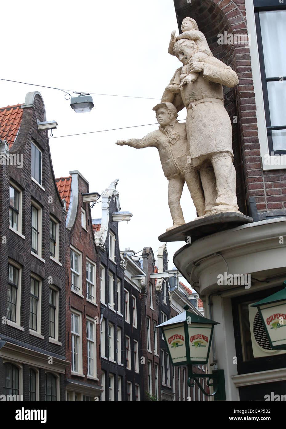 Estatua de un hombre y dos niños en la parte exterior del Bar & Restaurant & Co en Binnen Captein Bantammerstraat y Kromme Waal Foto de stock