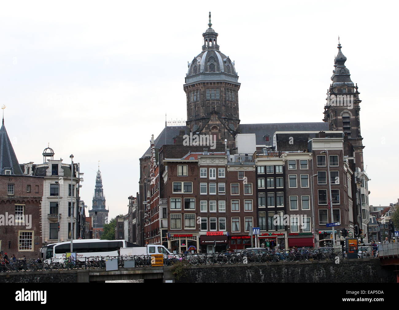 Horizonte histórico de Ámsterdam de finales del siglo XIX con la Basílica de San Nicolás en Prins Hendrikkade, Amsterdam, cerca de la Estación Central Foto de stock