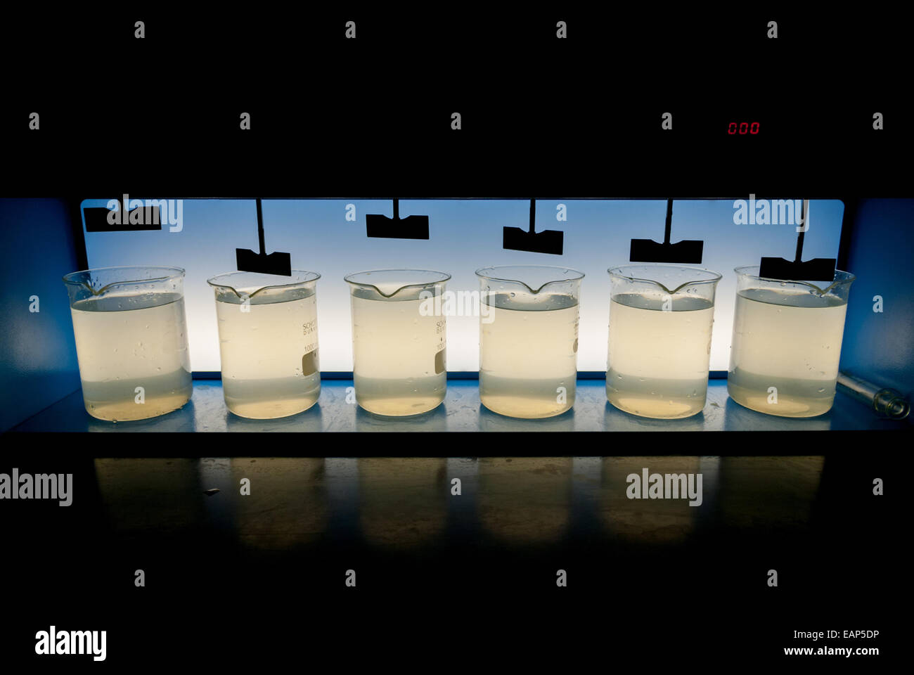 Se examinaron muestras de agua de origen en el laboratorio de pruebas de calidad del agua operado por Aetra, uno de los proveedores de agua de Yakarta, en Yakarta Oriental, Indonesia. Foto de stock