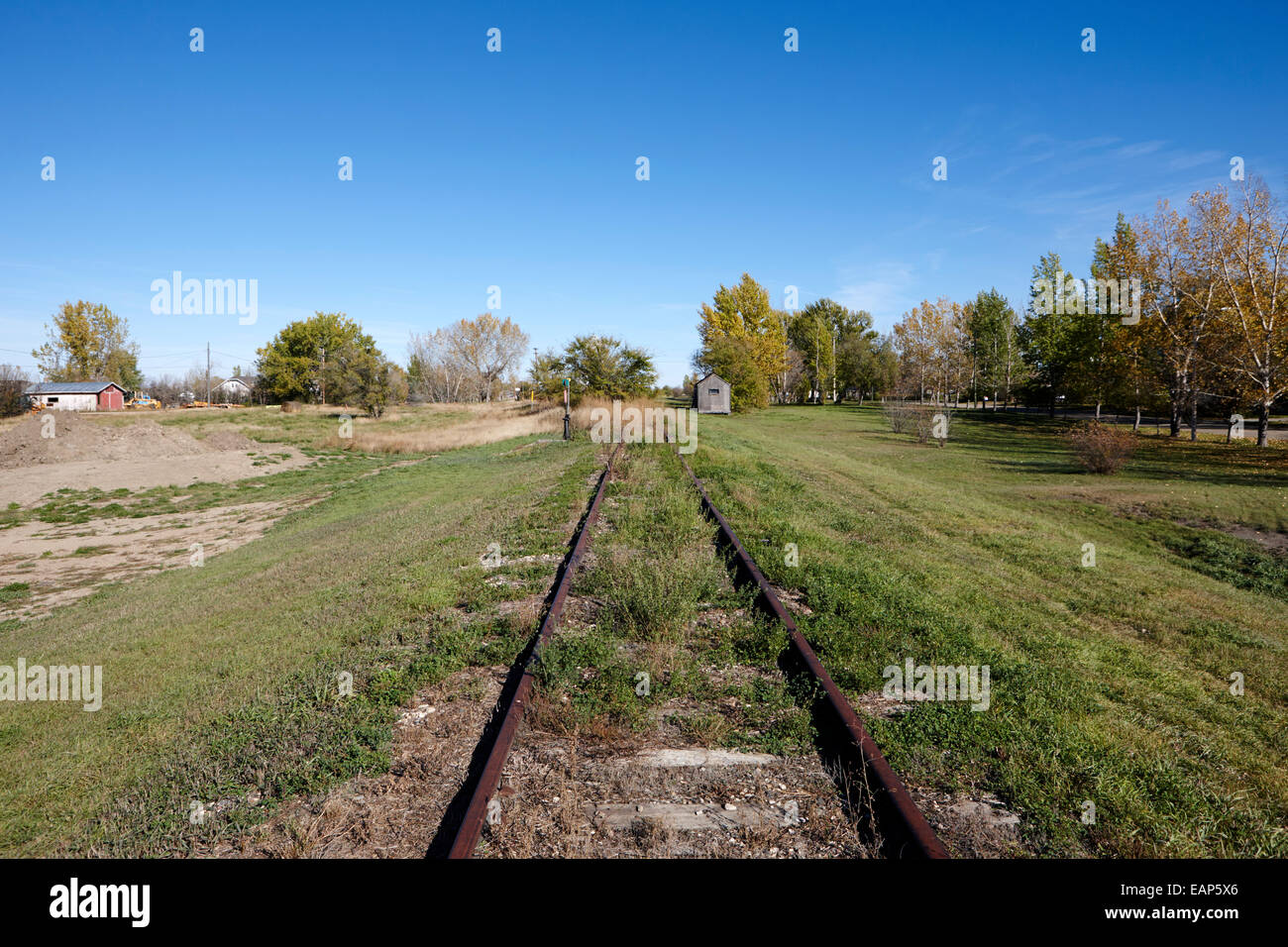 Antiguo planteó rural abandonada vía del tren bengough Saskatchewan Canadá Foto de stock