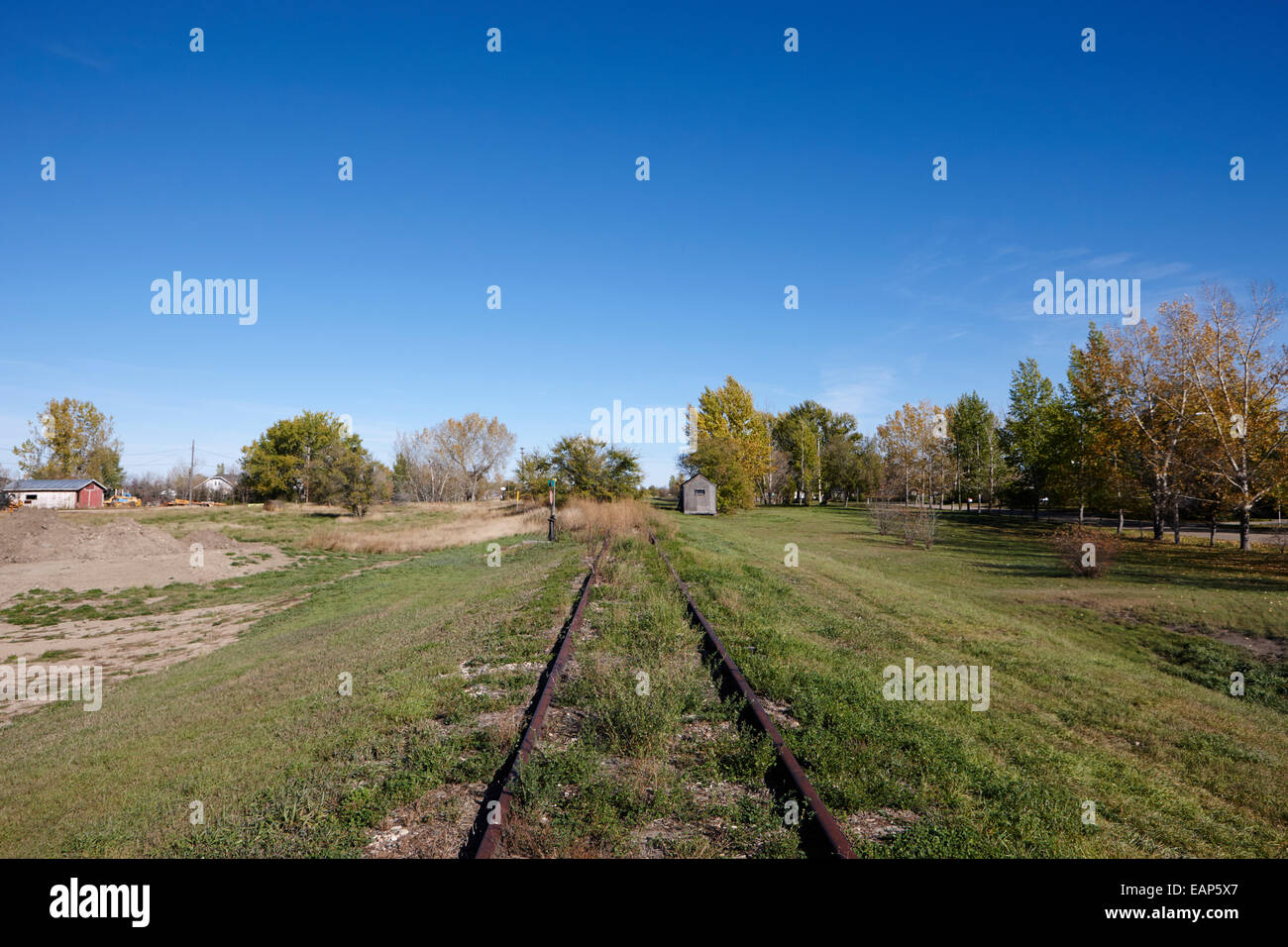 Antiguo planteó rural abandonada vía del tren bengough Saskatchewan Canadá Foto de stock