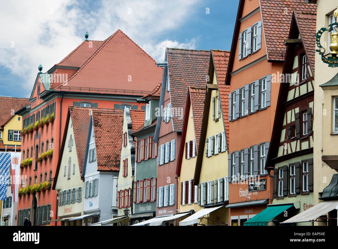 Coloridas fachadas de edificios Nordlingen Alemania Foto de stock