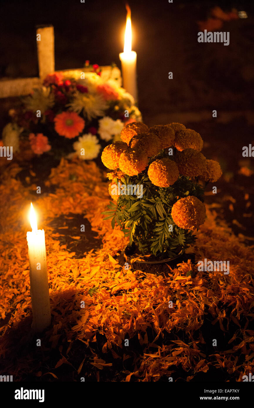 Flores de caléndula amarilla, conocido como cempasuchil, y velas decorar  una tumba en el cementerio de San Gregorio Atlapulco, México Fotografía de  stock - Alamy