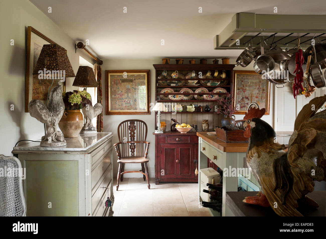 Cocina con muebles antiguos y lámparas de gallo dresser, tejo y olmo silla Windsor Foto de stock