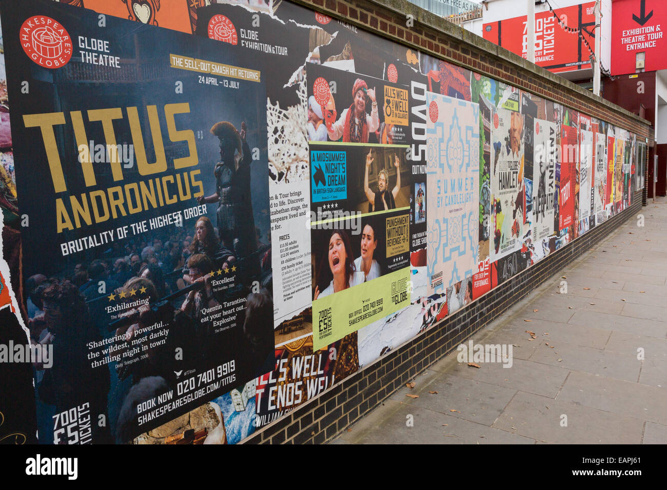 Carteles de publicidad producciones teatrales adornan una pared fuera del Globe Theatre, Londres, Inglaterra, Reino Unido. Foto de stock
