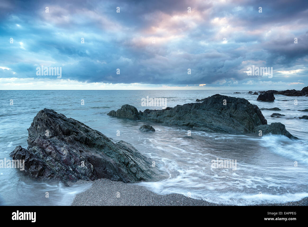 Cielo tormentoso sobre la playa en Portwrinkle en la costa de Cornwall. Foto de stock