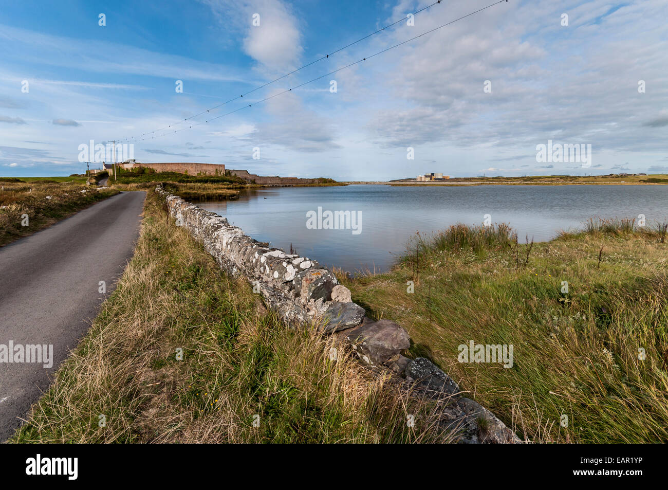 Bahía Cemlyn Anglesey Gales del Norte, reserva natural de anidación de aves laguna salobre Foto de stock