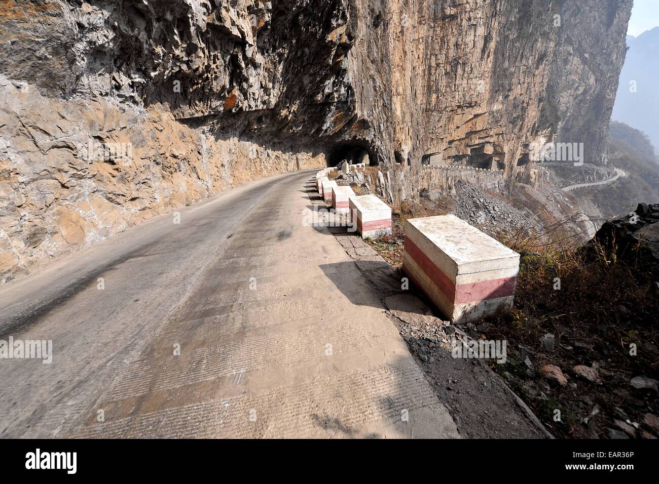 Lingchuan. 19 Nov, 2014. Foto tomada el 19 de noviembre de 2014 muestra un  camino construido sobre el acantilado de las montañas Taihang en Lingchuan  County, al norte de la Provincia china