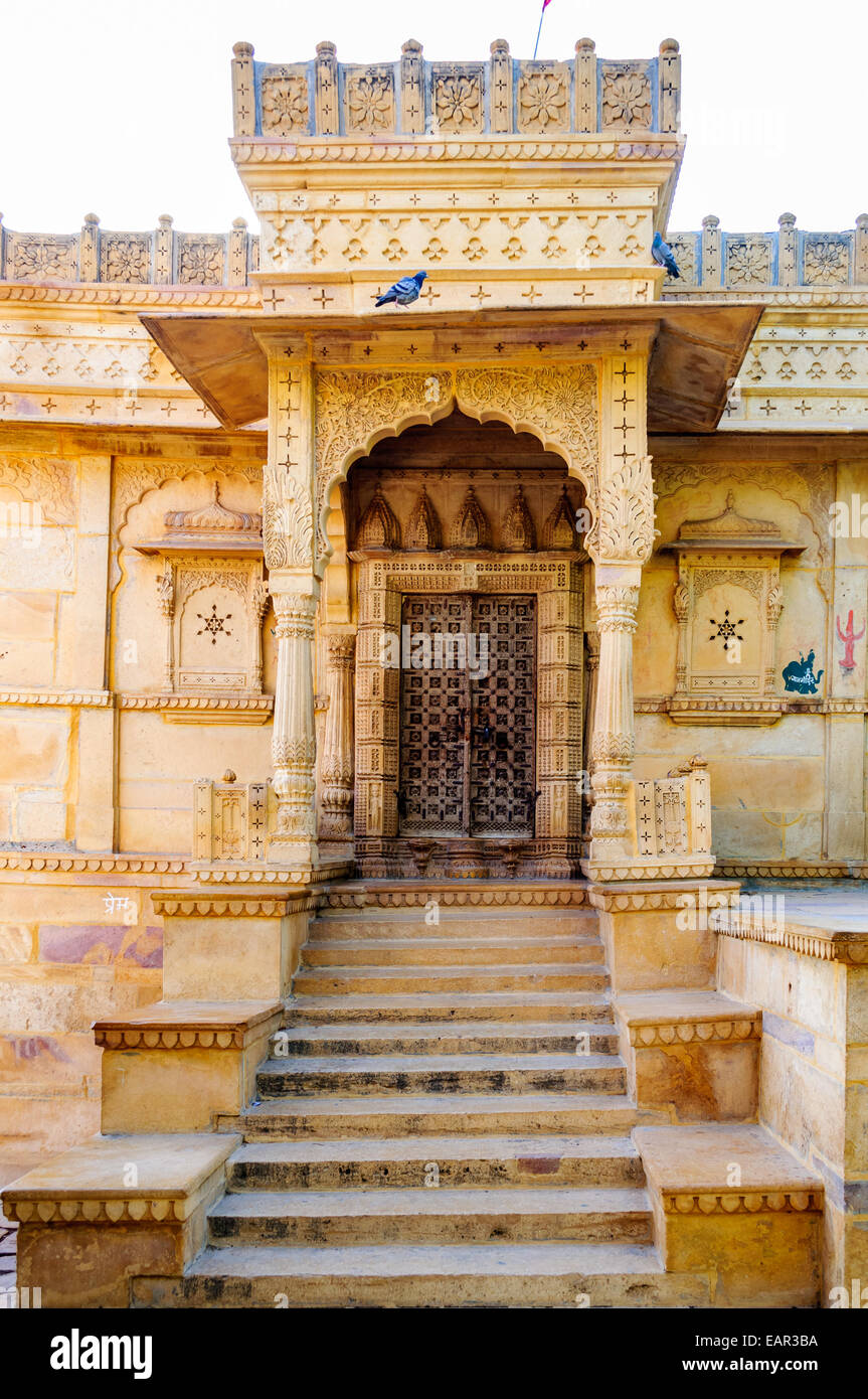 Los antiguos hindúes Templo de piedra en el medio del lago Gadsisar, Jaisalmer, Rajasthan Foto de stock