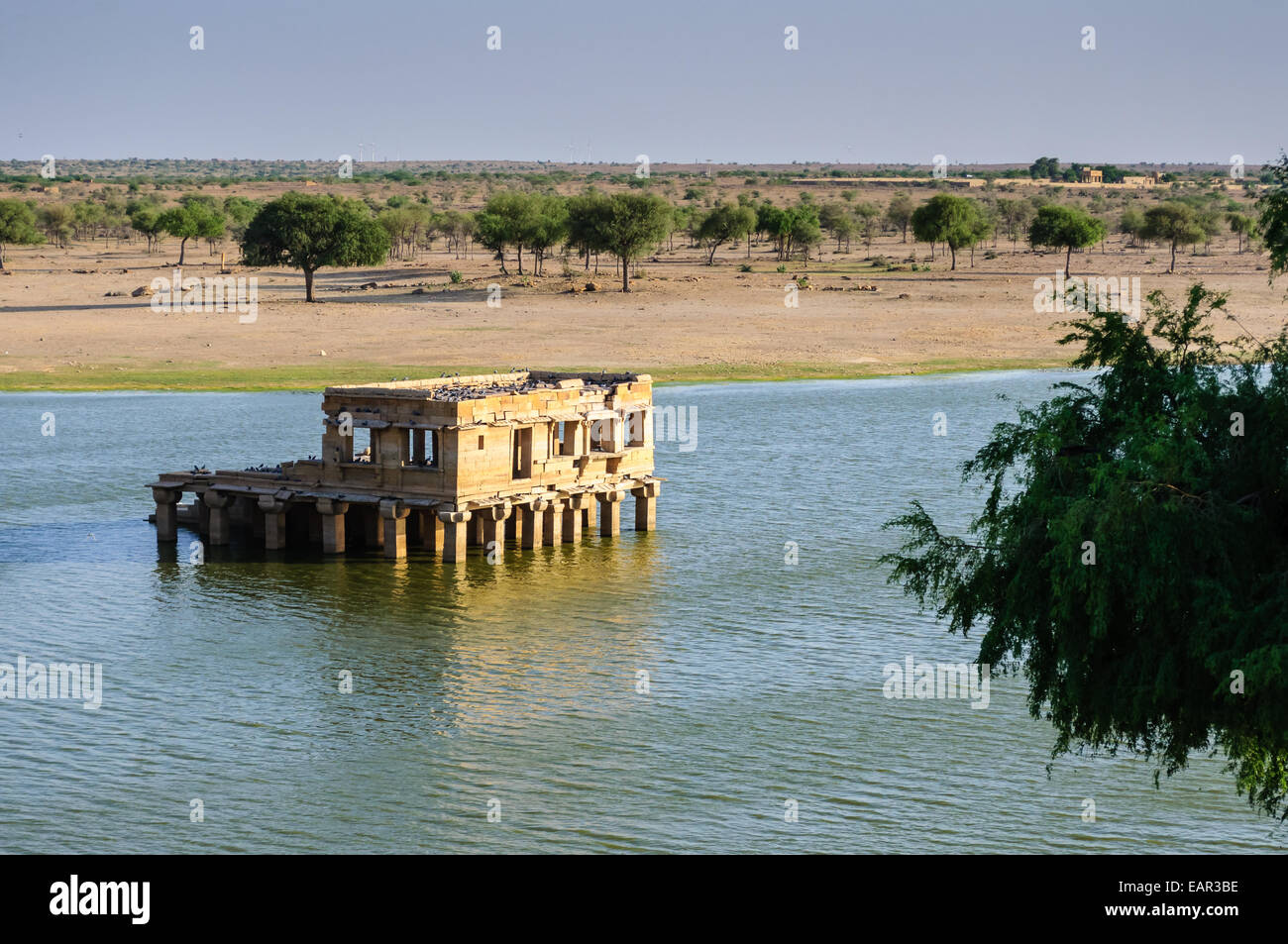 Los antiguos hindúes Templo de piedra en el medio del lago Gadsisar, Jaisalmer, Rajasthan Foto de stock