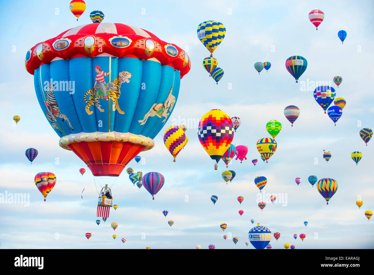 Globos volar en Albuquerque, Nuevo México en Albuquerque Balloon Fiesta Foto de stock