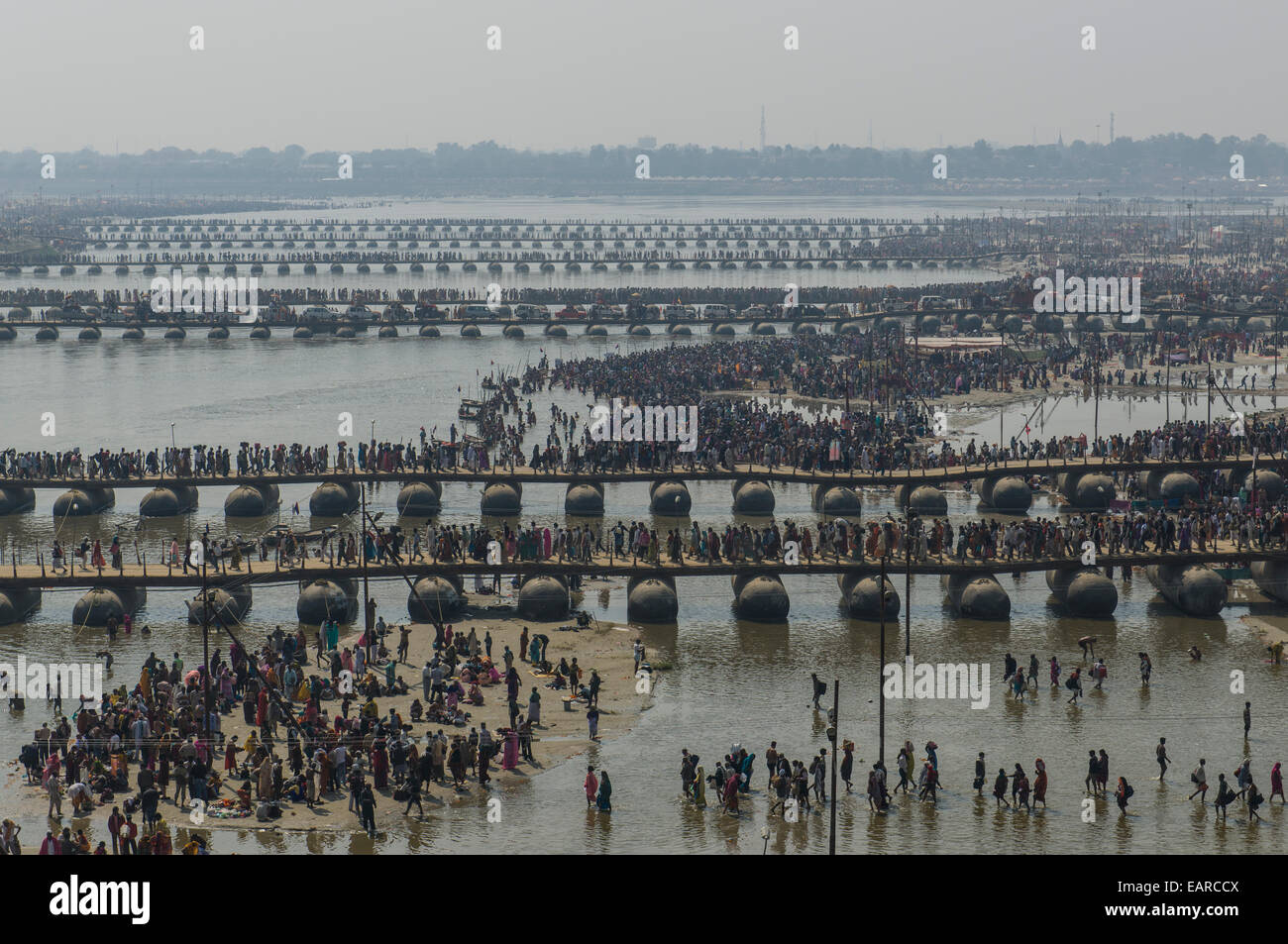 Muchos puentes de pontones cruzando el río Ganges en la Kumbha Mela motivos, Allahabad, Uttar Pradesh, India Foto de stock