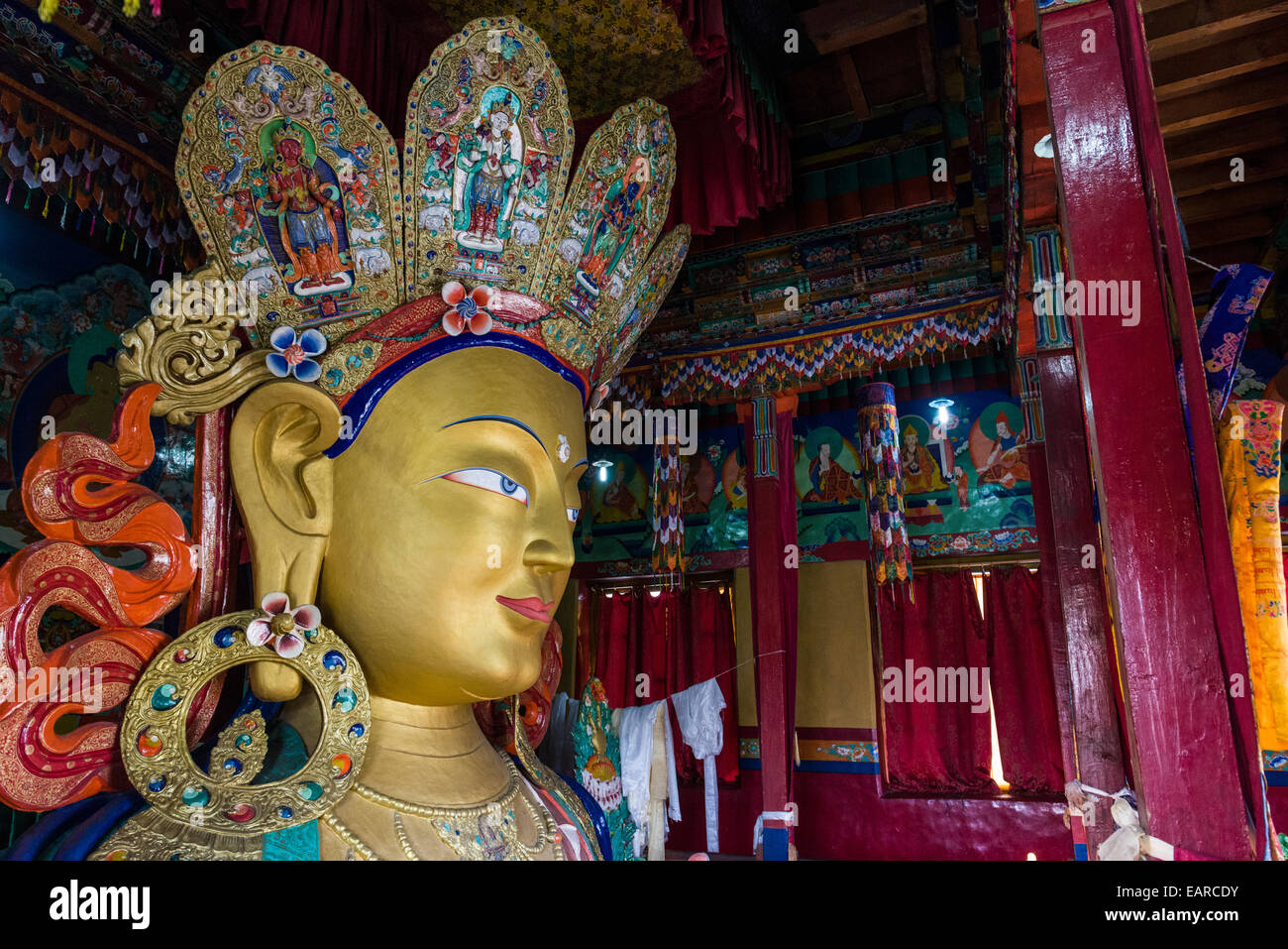 Colorida estatua de Maitreya, el futuro Buda, de 15 metros de altura, en el monasterio de