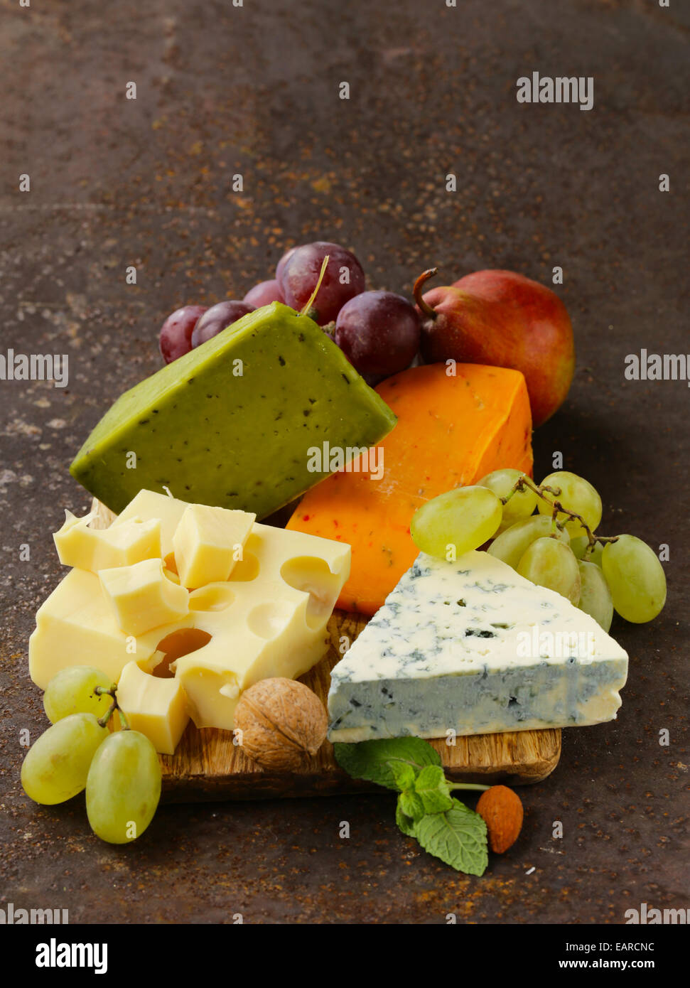 Tabla de quesos con diferentes tipos de queso y uvas Fotografía de