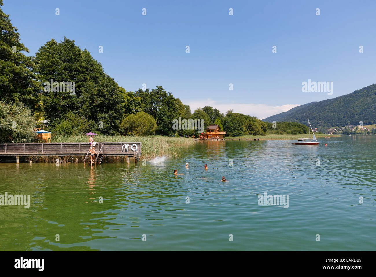 Los bañistas en el lago Ossiach, San Urbano, Carintia, Austria Foto de stock